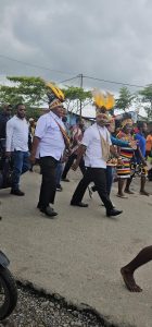 Namia-Obed berjalan kaki diiringi lagu dan tarian adat dari posko kemenangan, daftar ke KPU Jarak 2/3 Km 